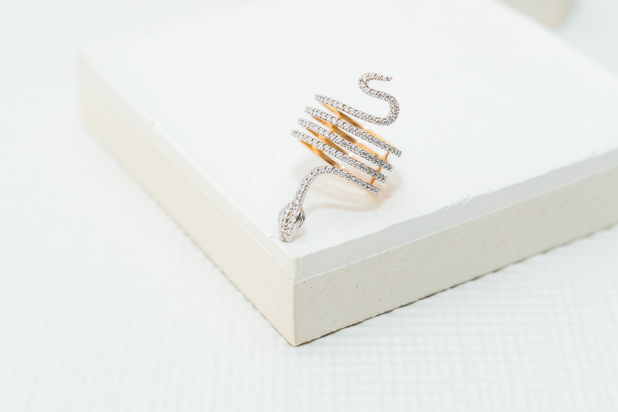 Anel Cobra com Diamantes e Ouro Branco