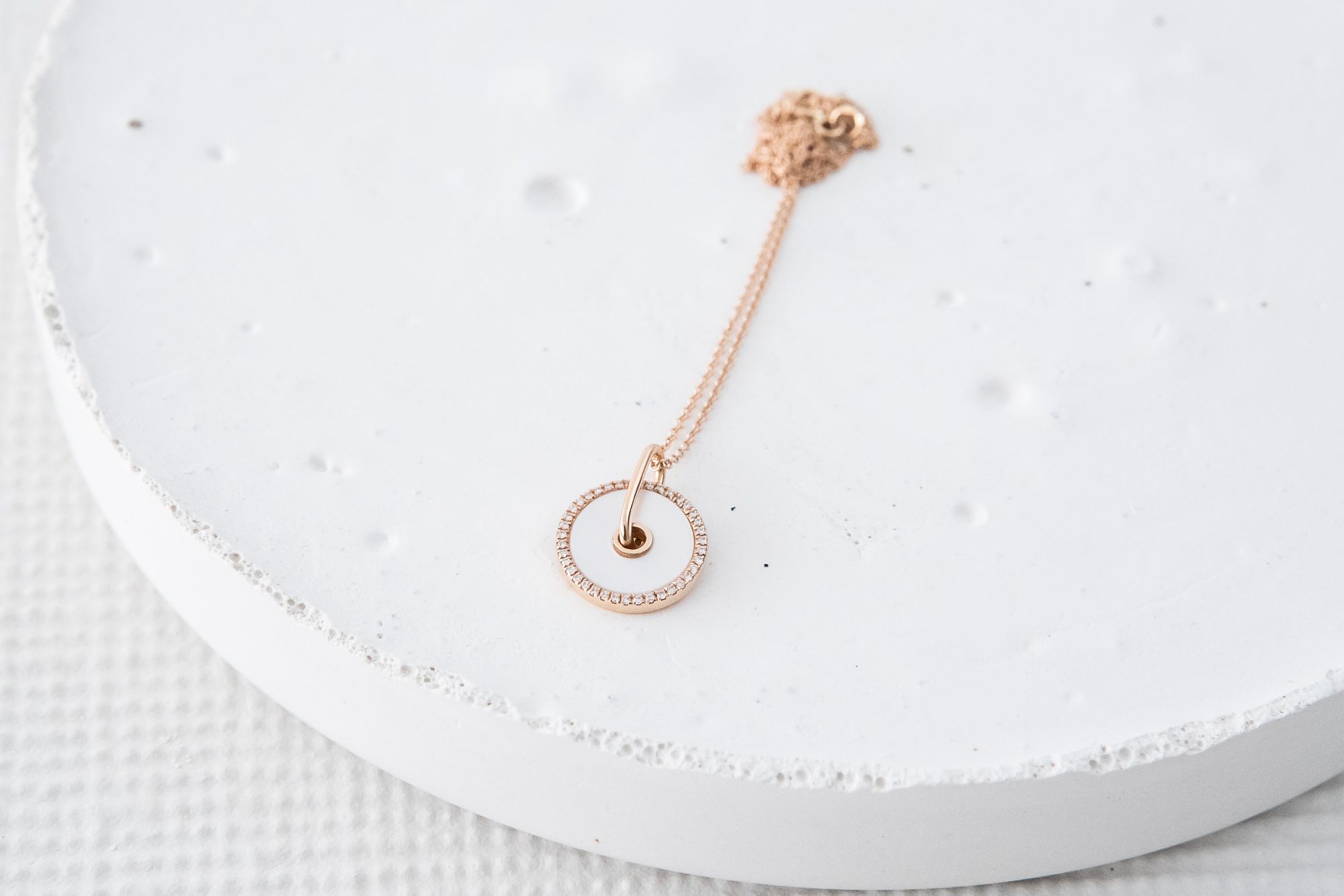 Colar Ouro Rosa com Madrepérola e Diamantes