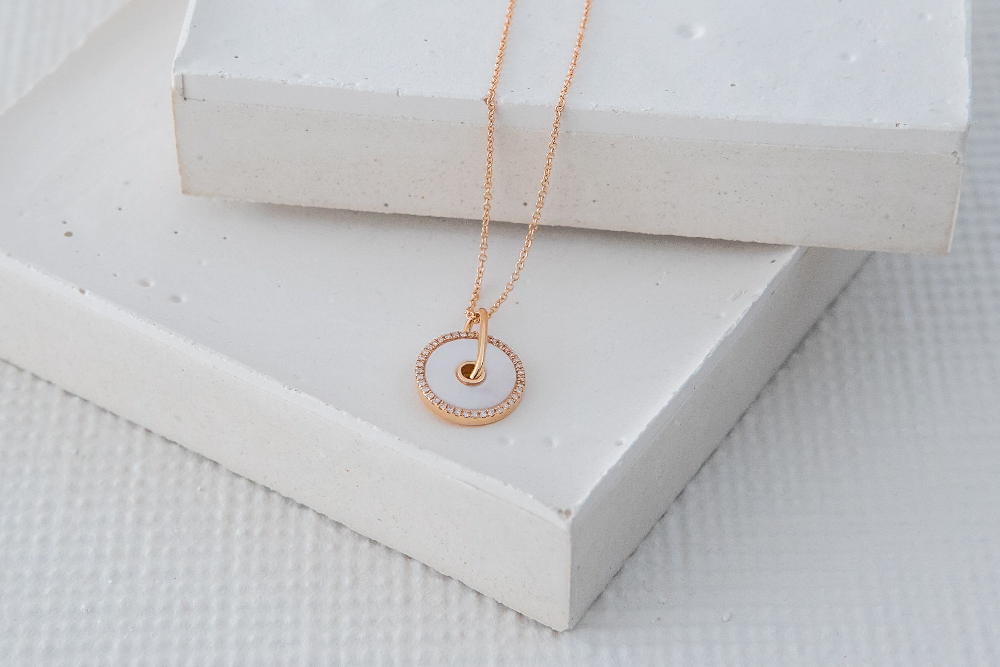 Colar Ouro Rosa com Madrepérola e Diamantes