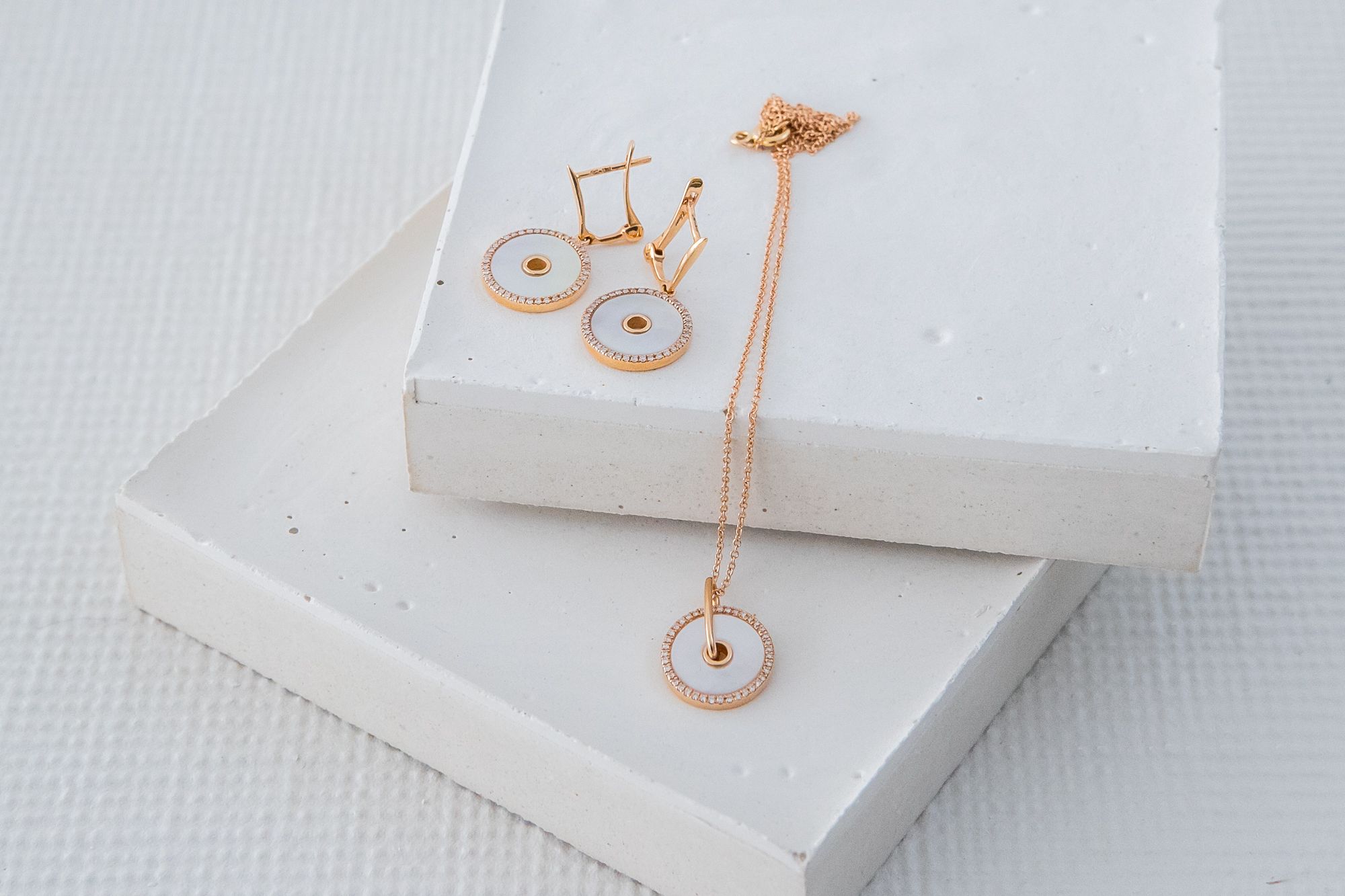 Colar Ouro Rosa com Madrepérola e Diamantes