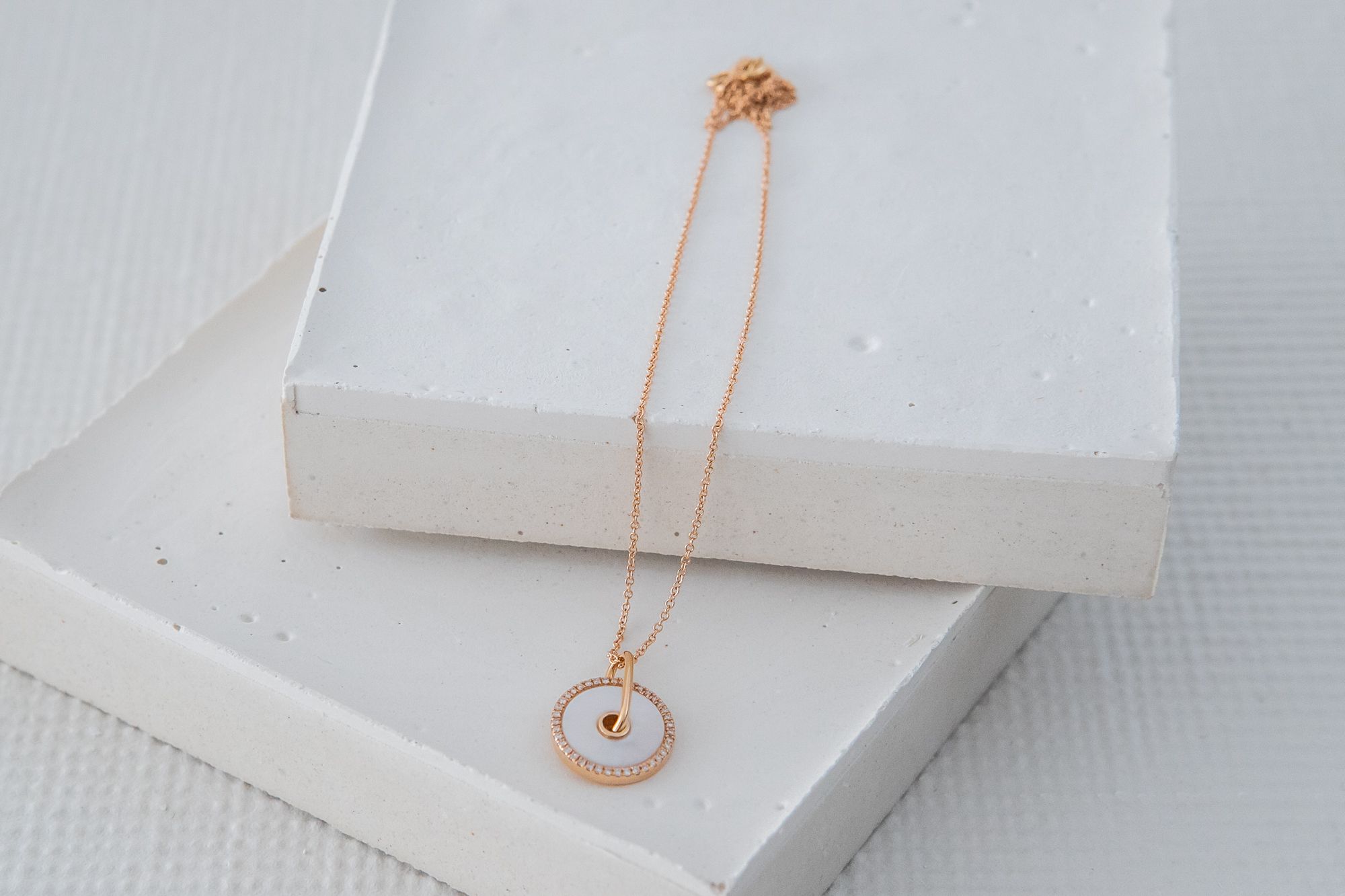 Colar Ouro Rosa com Madrepérola e Diamantes