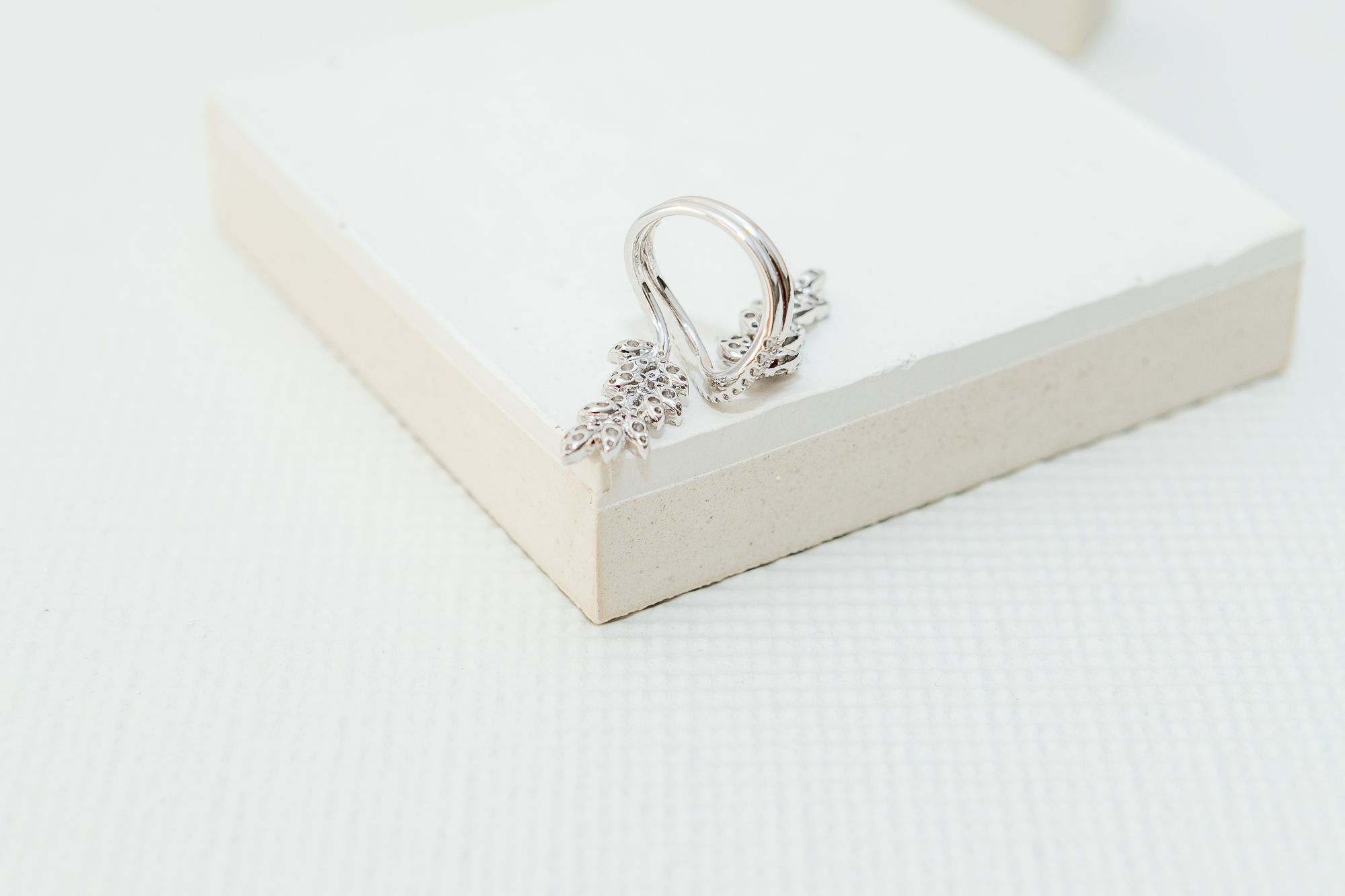 Anel Diamantes Pêra e Ouro Branco
