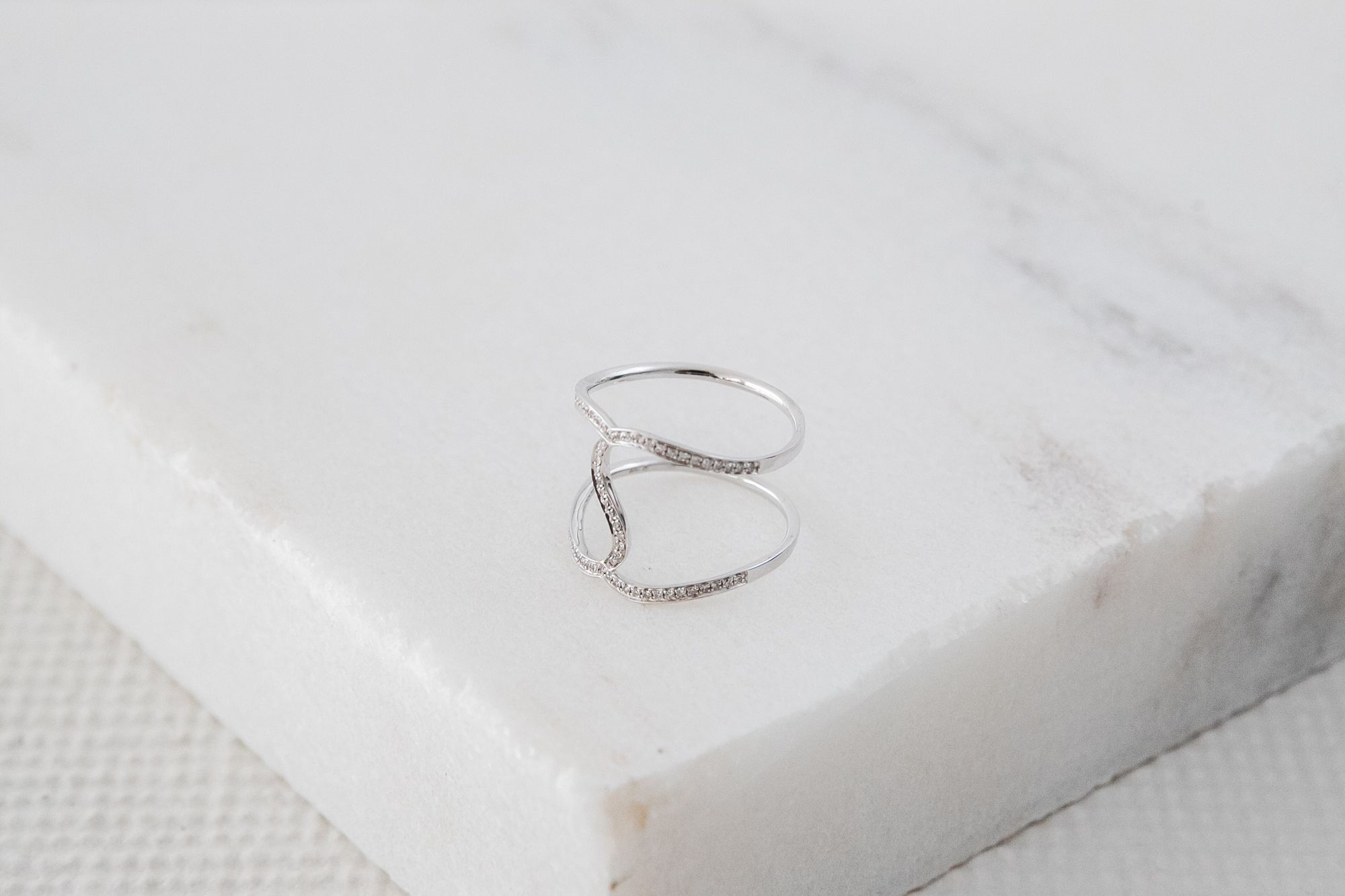 Anel Aberto e Ondulado Diamantes e Ouro Branco