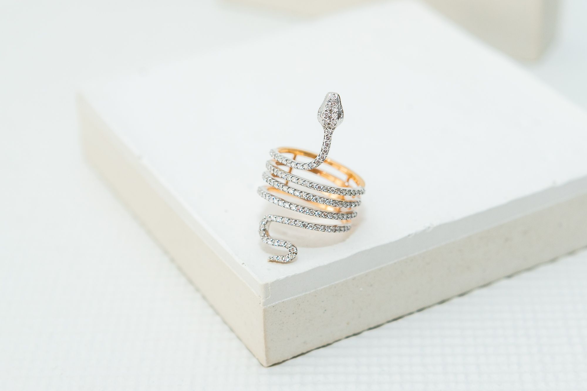 Anel Cobra com Diamantes e Ouro Branco