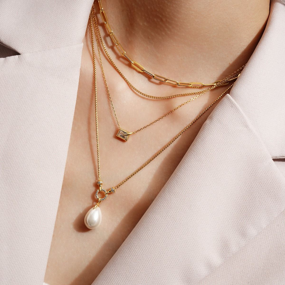 Colar Dourado e Cristal Retangular